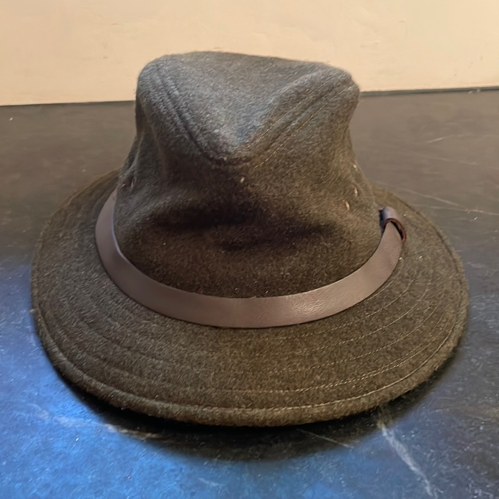 Filson packer hat.  Size Medium.  Olive green.  Very good condition